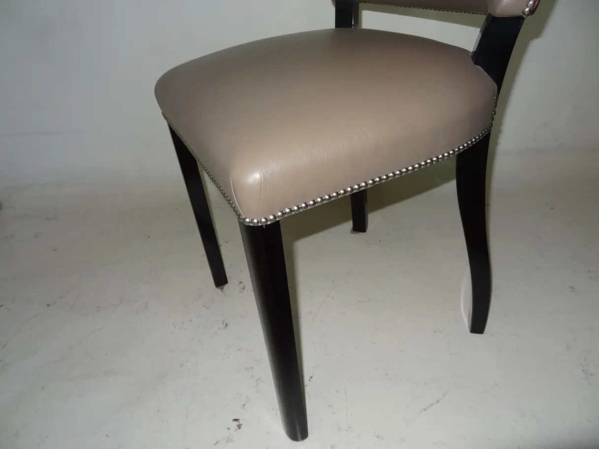 Sedie antiche con tessuto chiaro, gambe scure e perle decorative