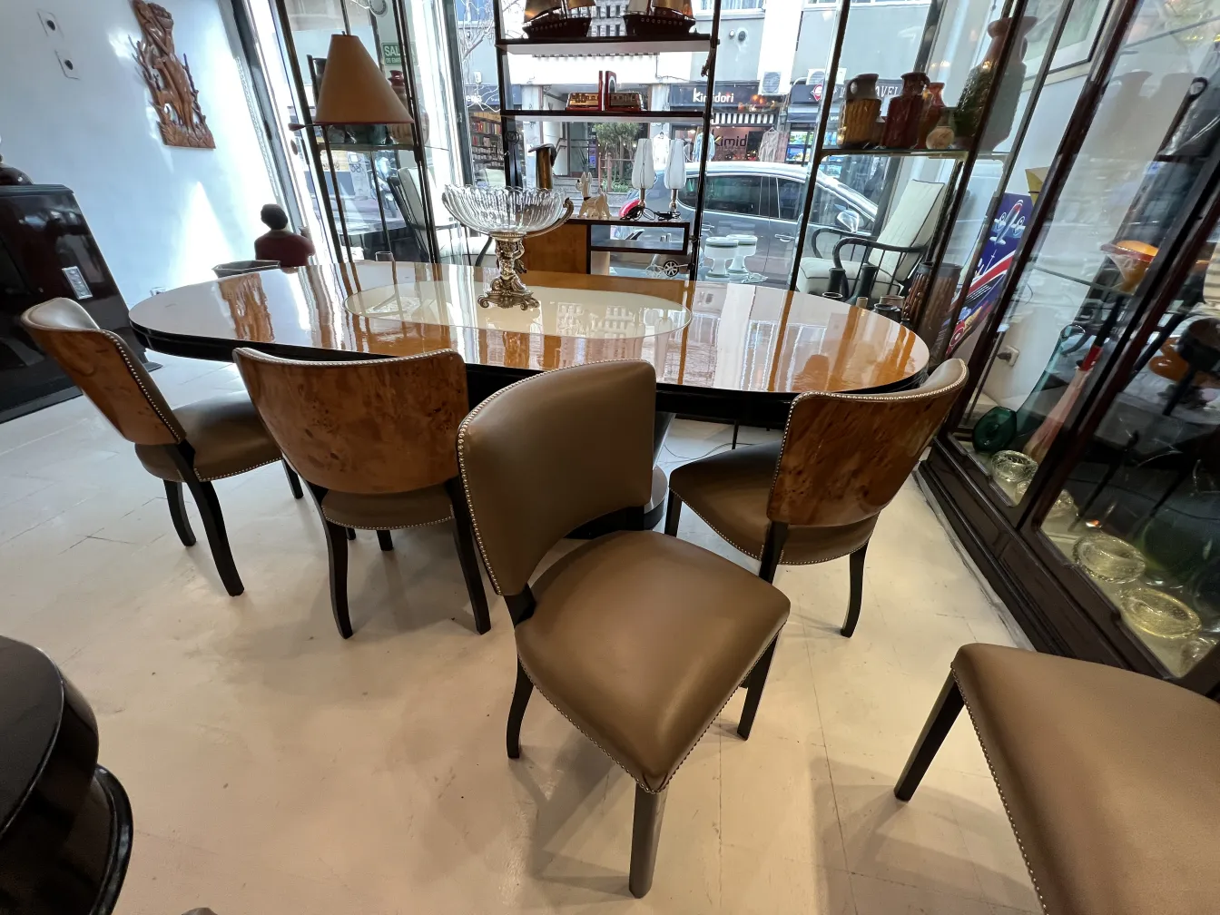 Vista de 12 antiguas sillas de comedor en un ambiente elegante