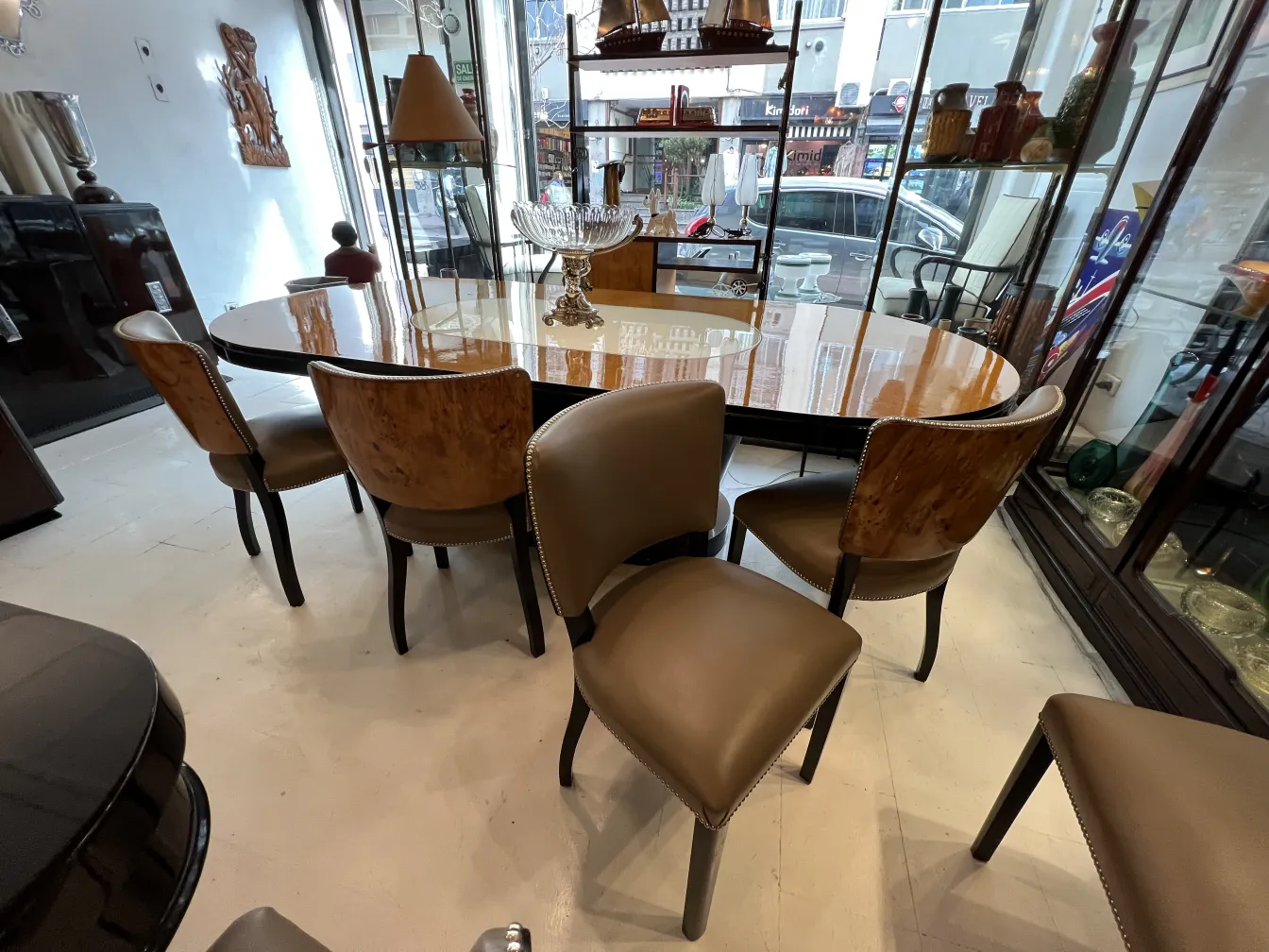 12 sillas antigüedades, elegantes y confortables, en un ambiente sofisticado con mesa