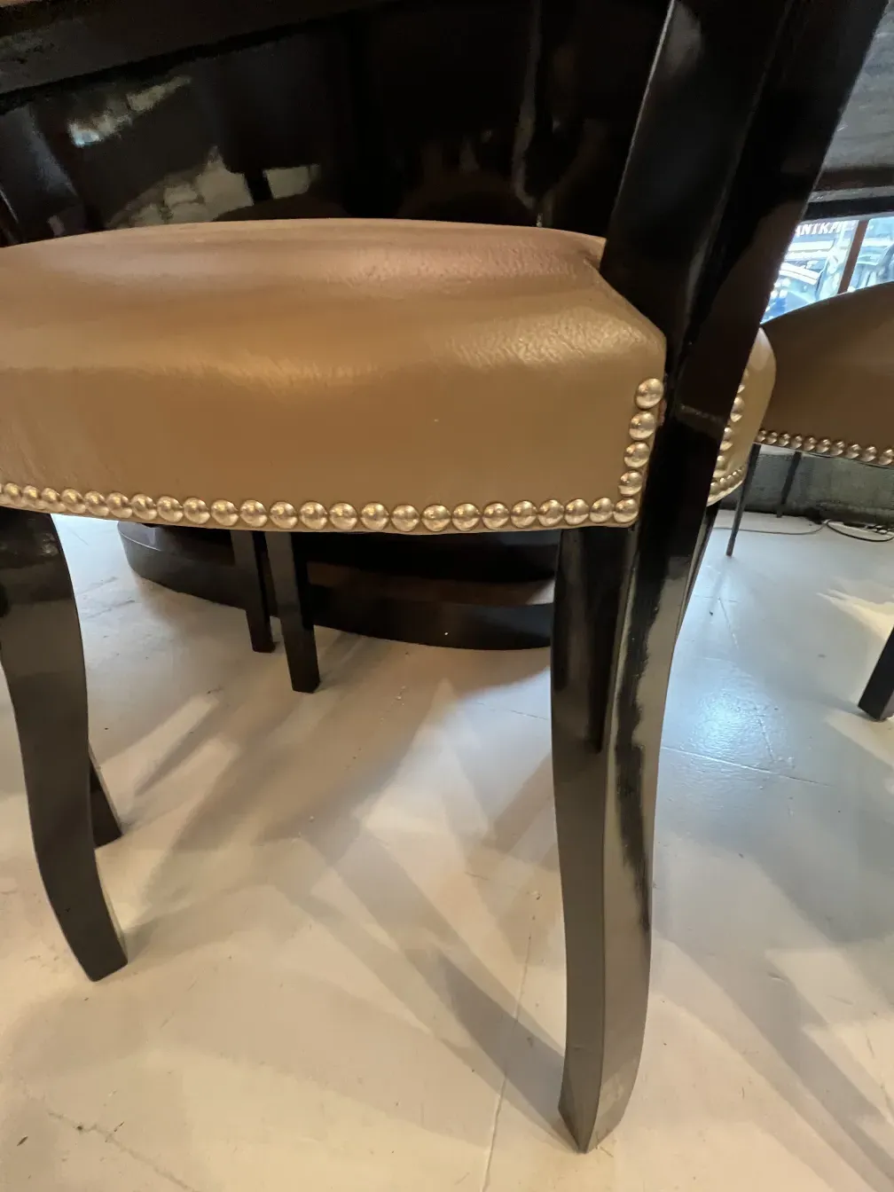 Vue rapprochée de 12 chaises anciennes élégantes avec des détails décoratifs