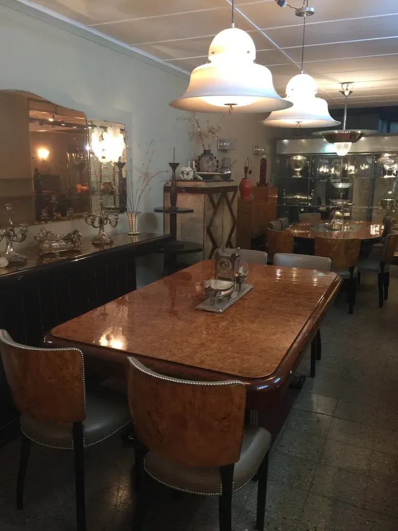 Conjunto de 12 cadeiras antigas com design elegante em um ambiente aconchegante