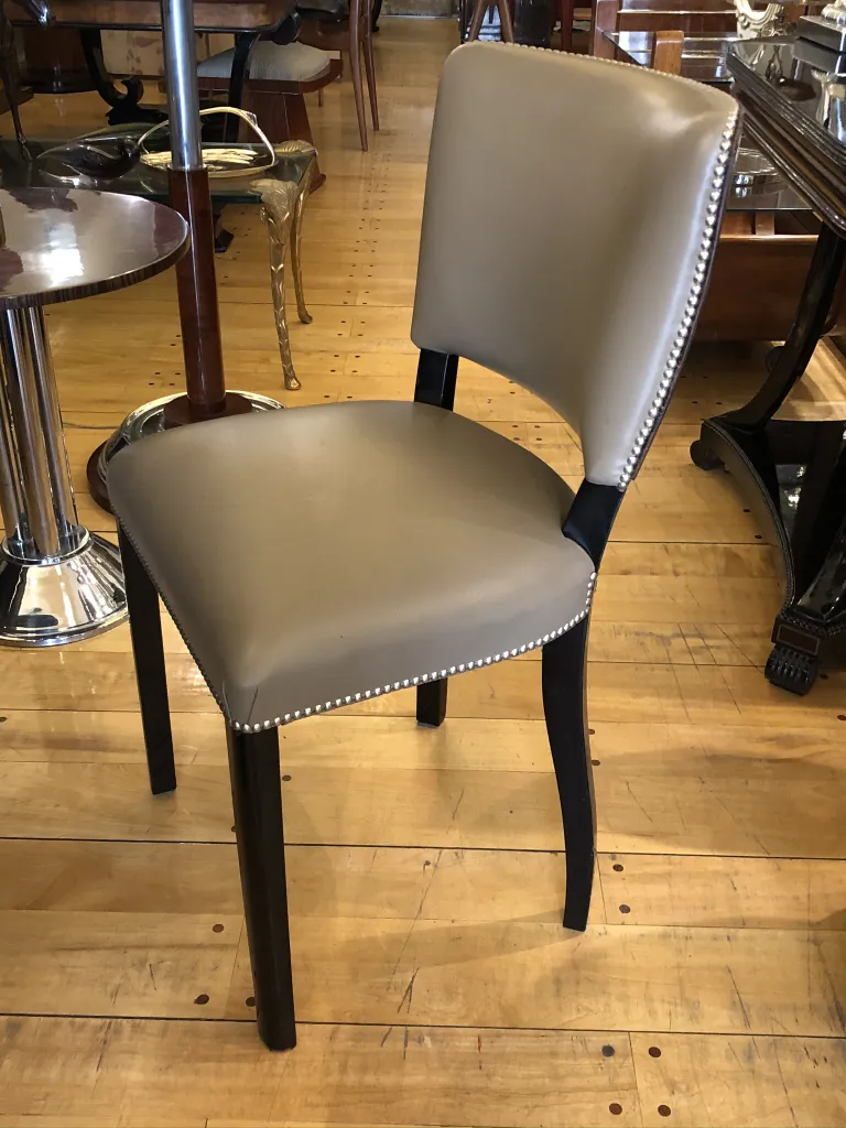 Une chaise ancienne élégante avec un revêtement clair dans un cadre classique