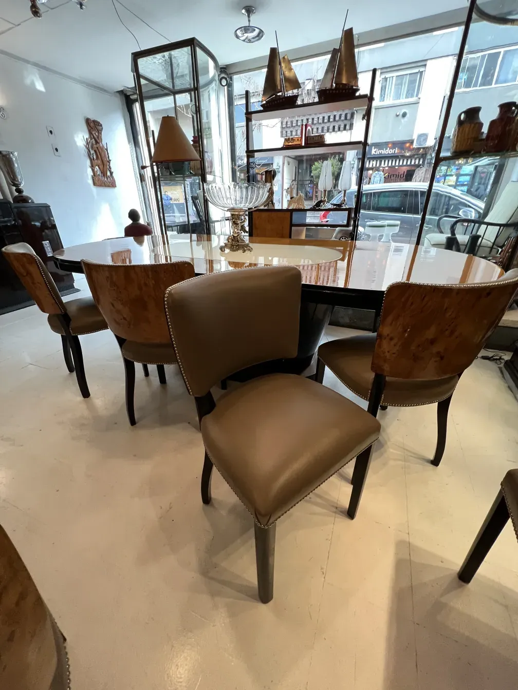 Vue de 12 chaises anciennes dans un cadre élégant