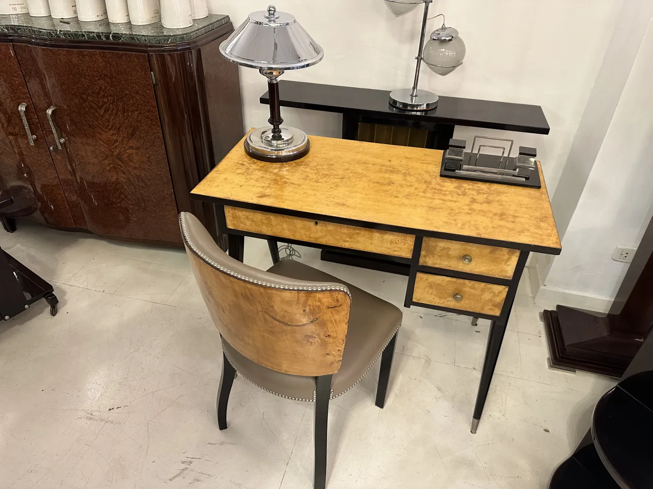 Set di 12 sedie antiche decorative in un ambiente elegante