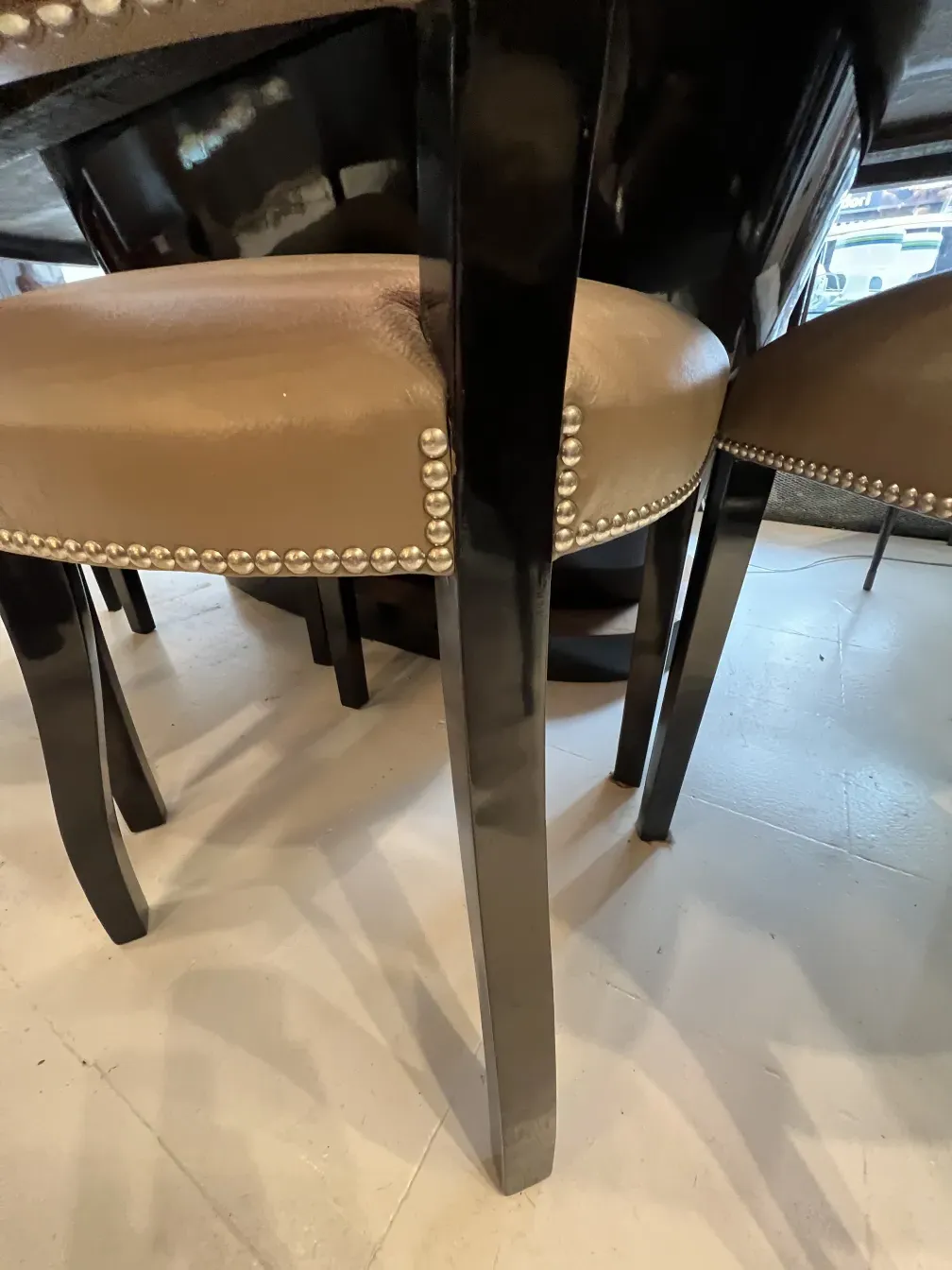 12 chaises de repas anciennes avec détails décoratifs