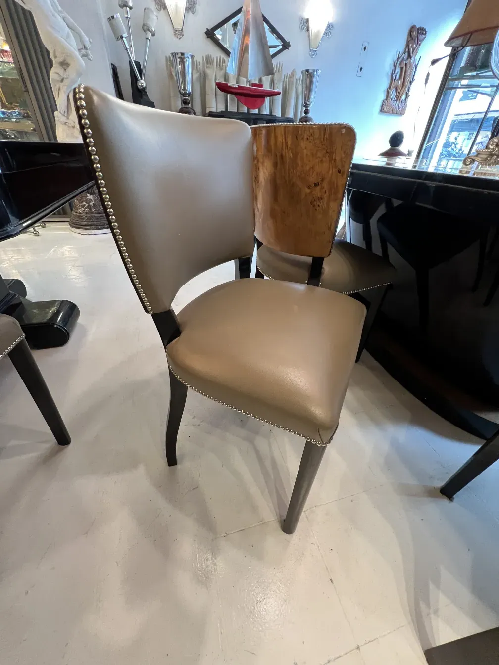 12 стульев antique с изящными деталями