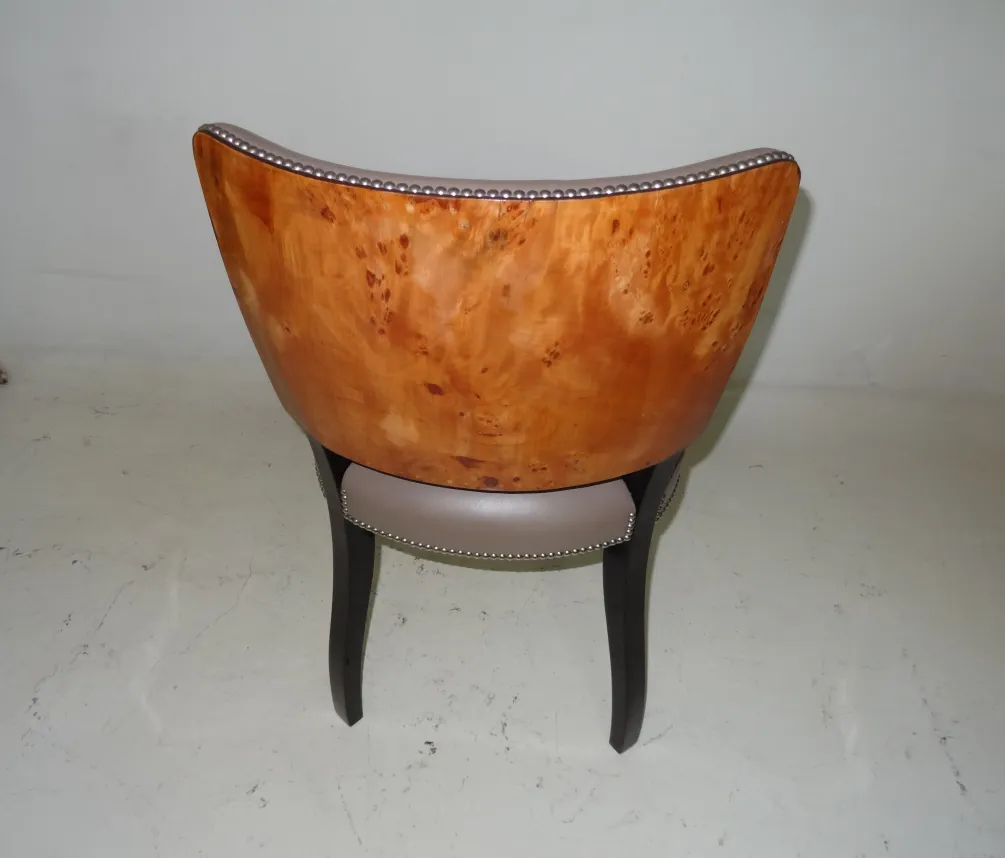 ظهر منحني ل12 كرسي قديم في بيئة محايدة