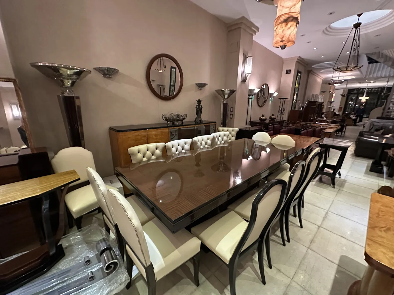 Conjunto de 12 sillas antiguas en un ambiente elegante