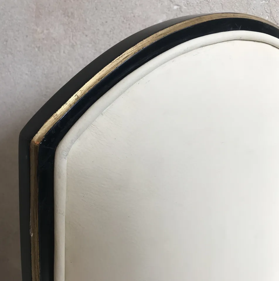 Seitenansicht eines der 12 antiken Stühle Jansen mit goldenen Details.