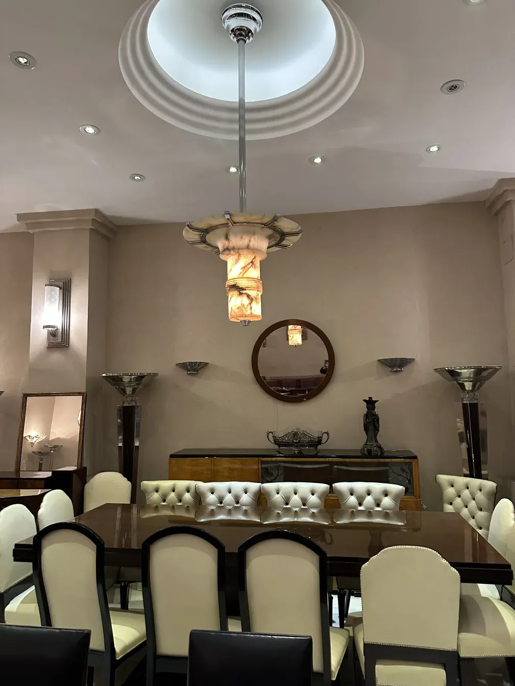 Ensemble de 12 chaises anciennes dans une salle à manger élégante avec miroir