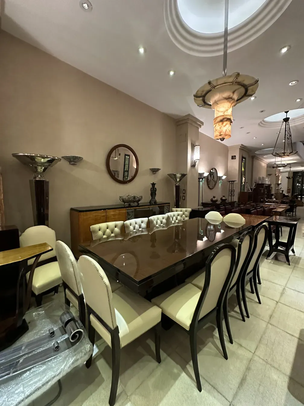 Conjunto de 12 cadeiras antigas jansen em uma sala de jantar elegante