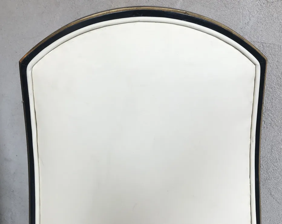 Ansicht des gebogenen Rückens von 12 antiken Jansen-Stühlen in einem neutralen Umfeld.