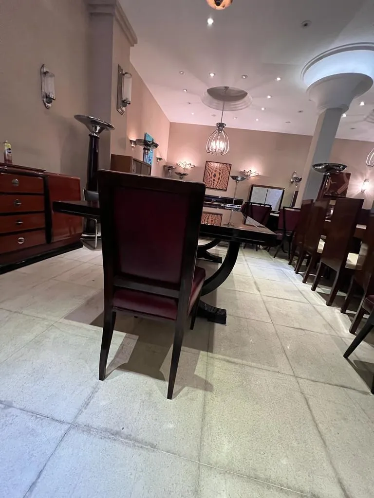 عرض 12 كرسي قديم أنيق في مطعم مضاء برفق