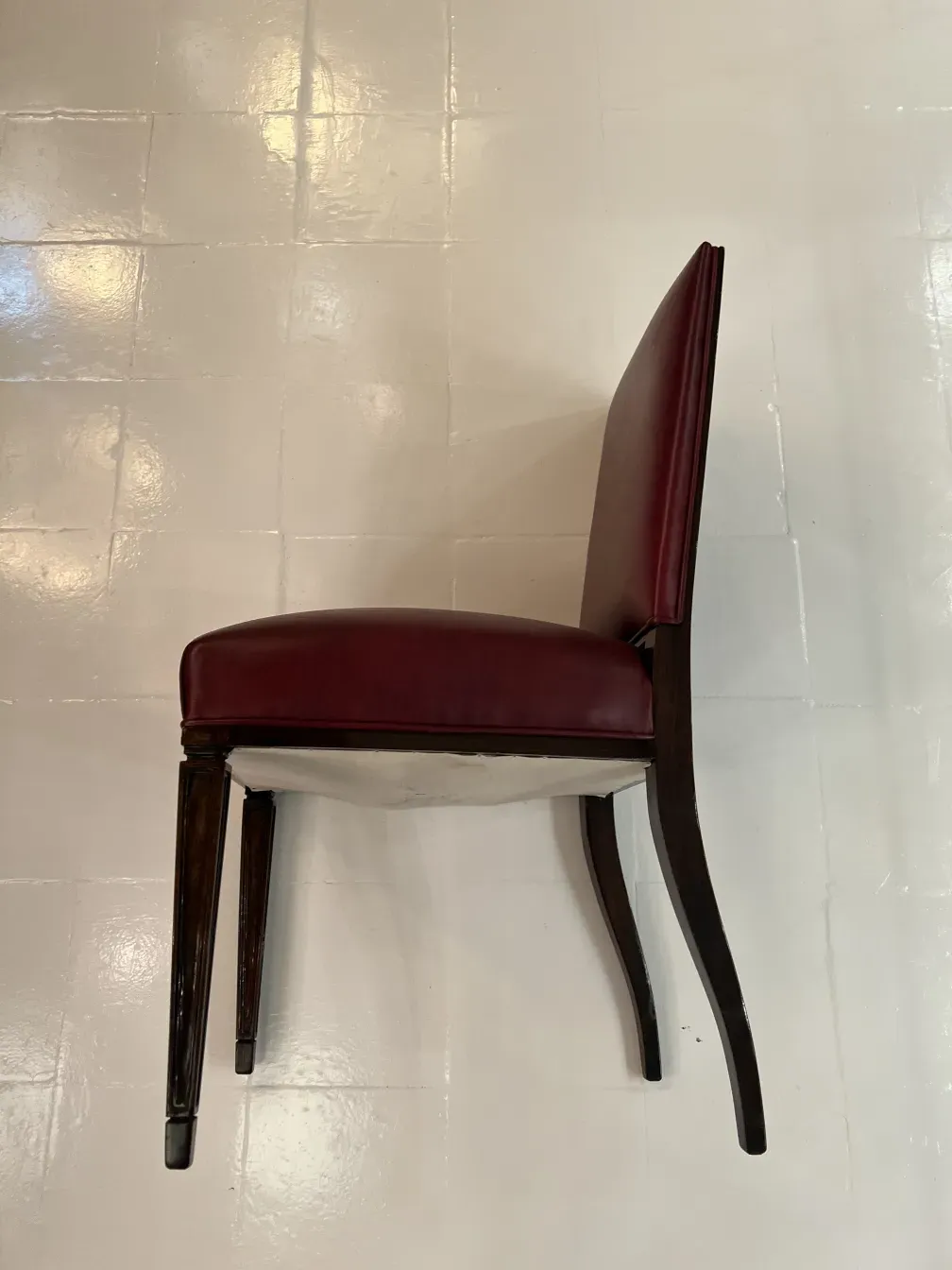 Vue de côté de 12 chaises anciennes dans un environnement neutre