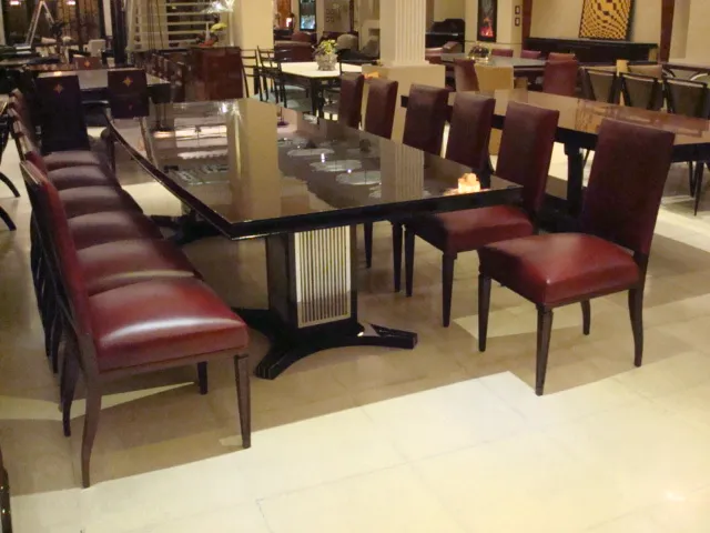 Conjunto de 12 sillas antiguas en un entorno elegante