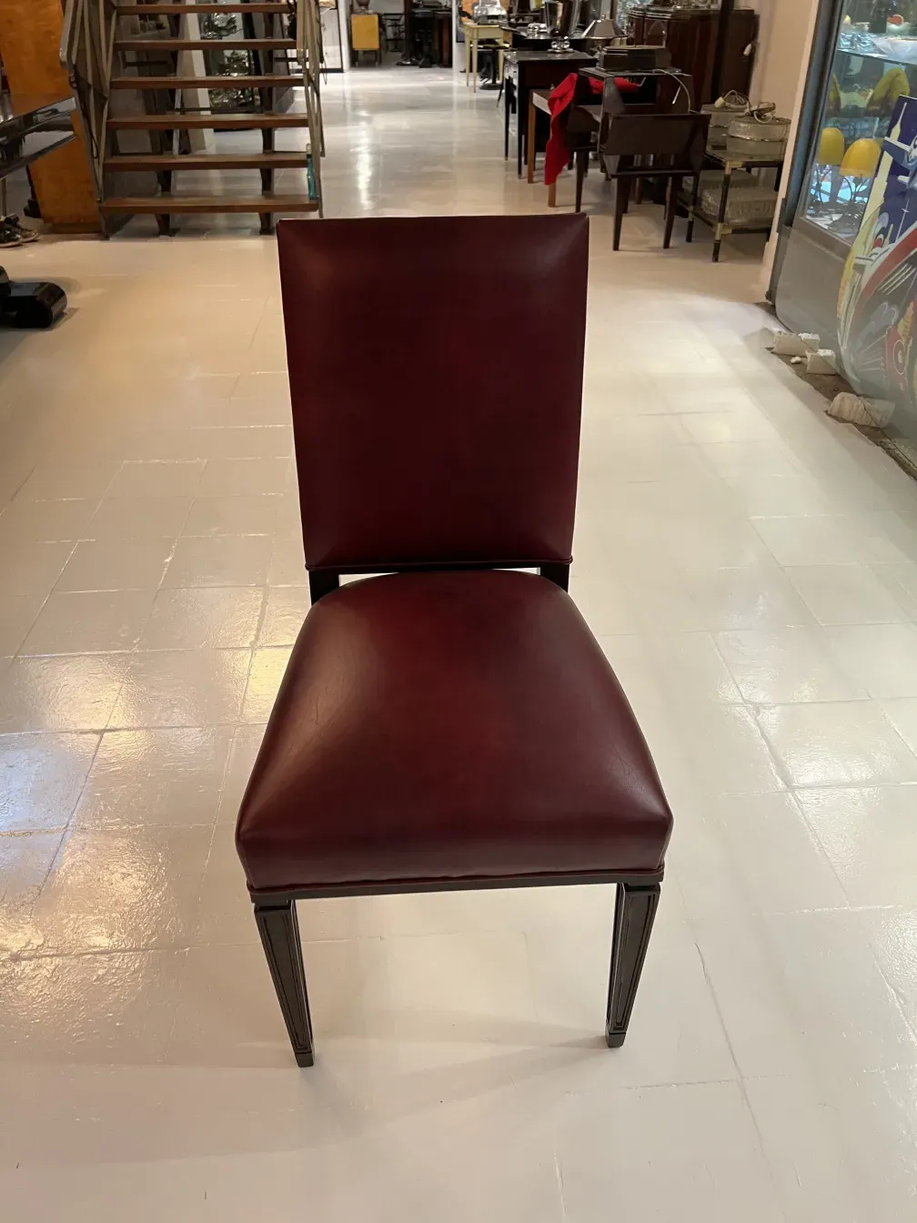 12 chaises anciennes dans un cadre de salle à manger