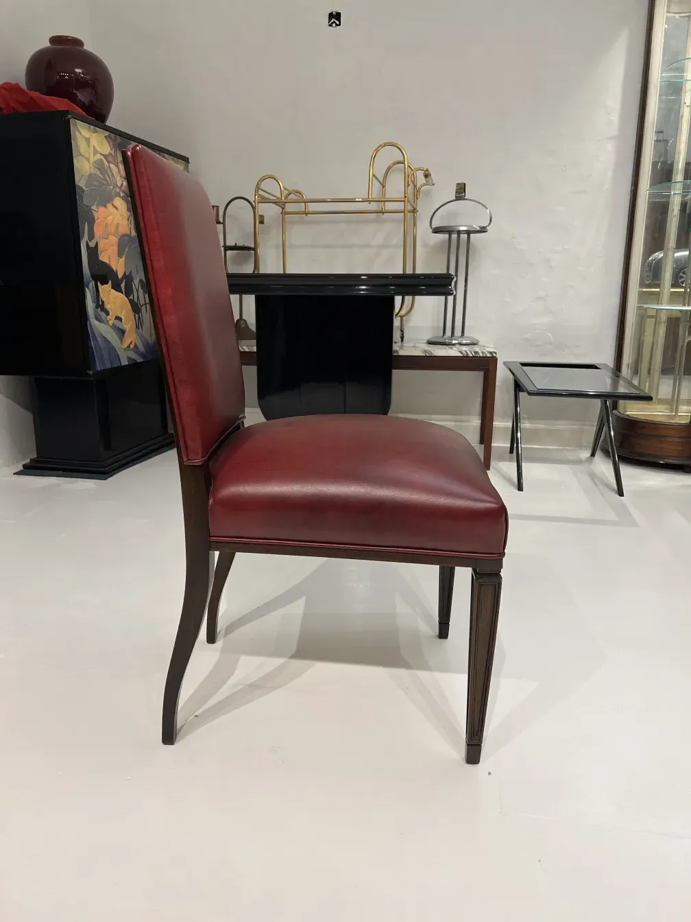 Varias sillas antiguas con un diseño en un entorno elegante