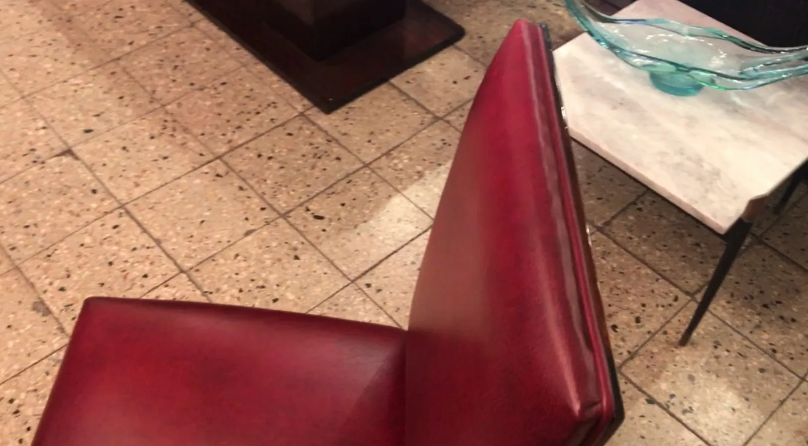 Dodici sedie antiche rosse in un ambiente accogliente.