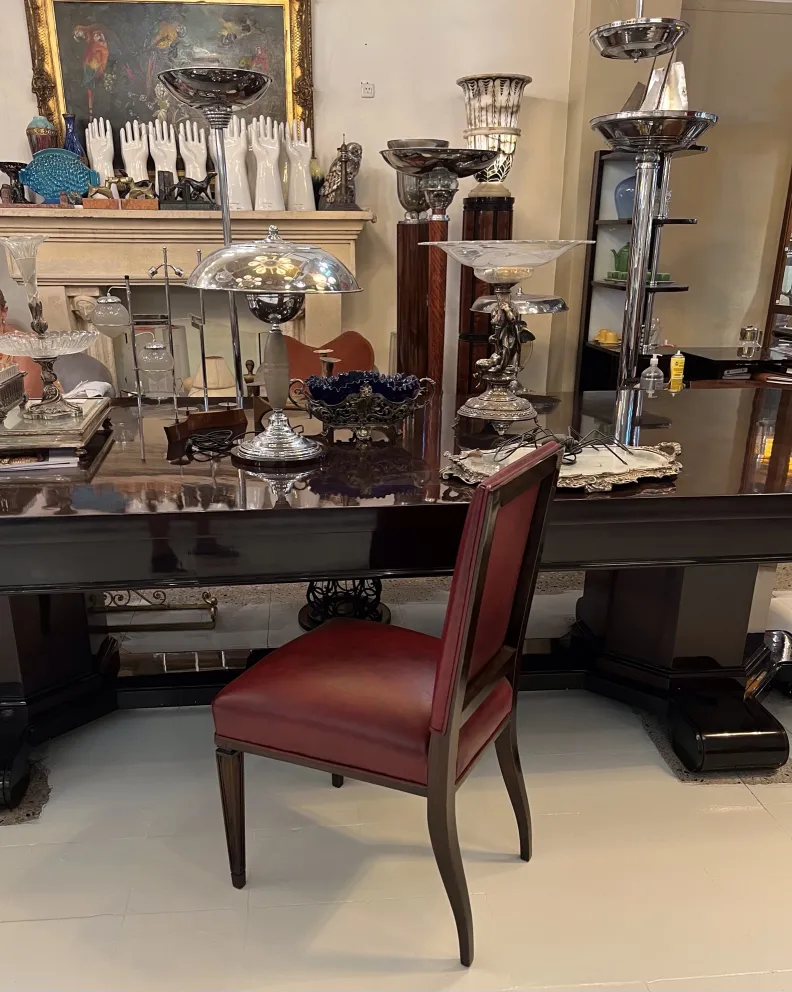 12 cadeiras antigas, com design elegante, em ambiente sofisticado