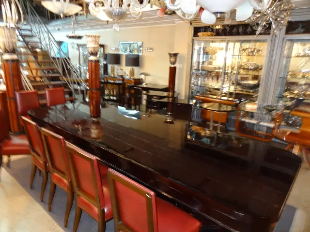 बड़े कमरे में 12 सुंदर प्राचीन कुर्सियाँ