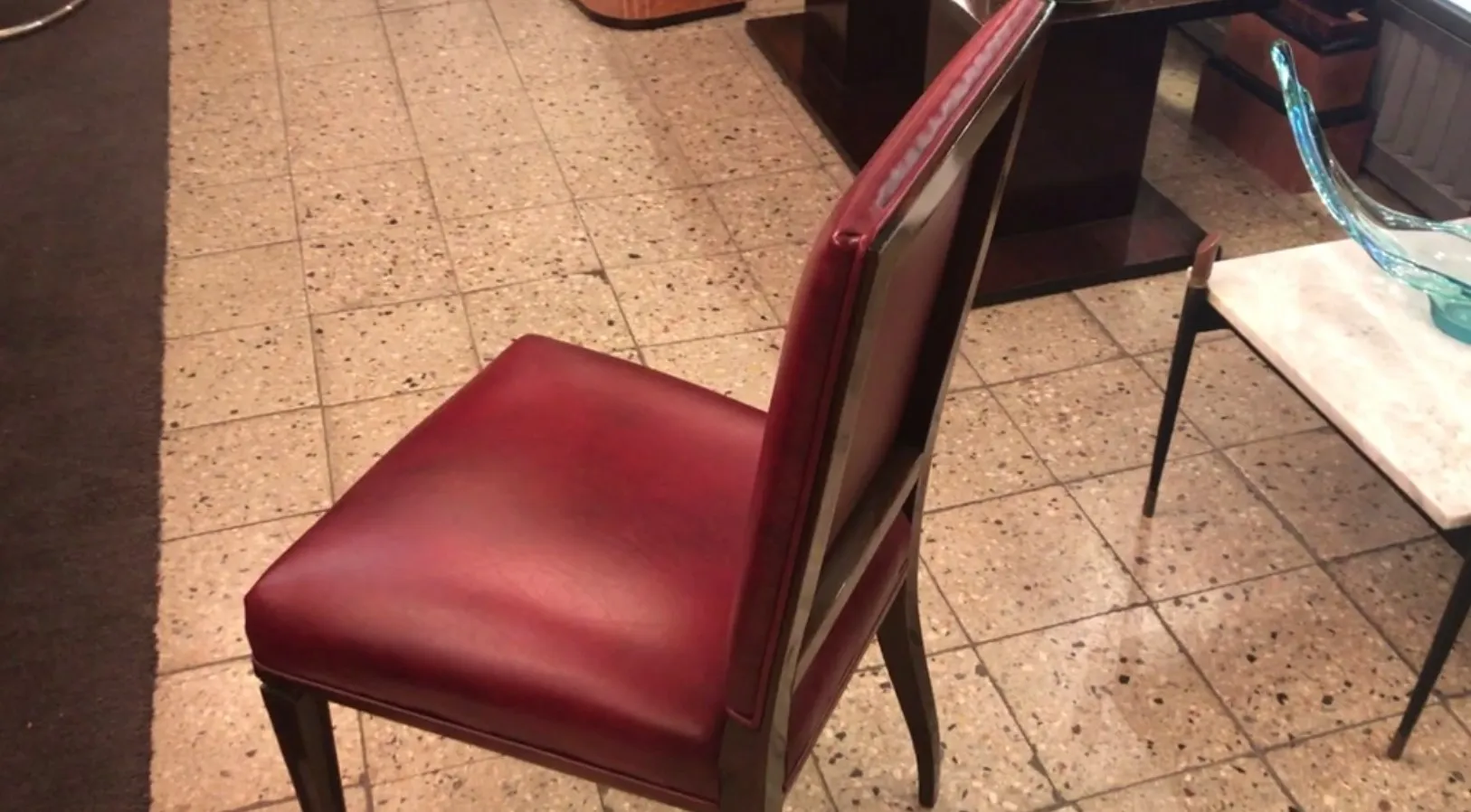 عرض جانبي لـ12 كرسياً قديماً في بيئة مريحة مع أرضية من البلاط