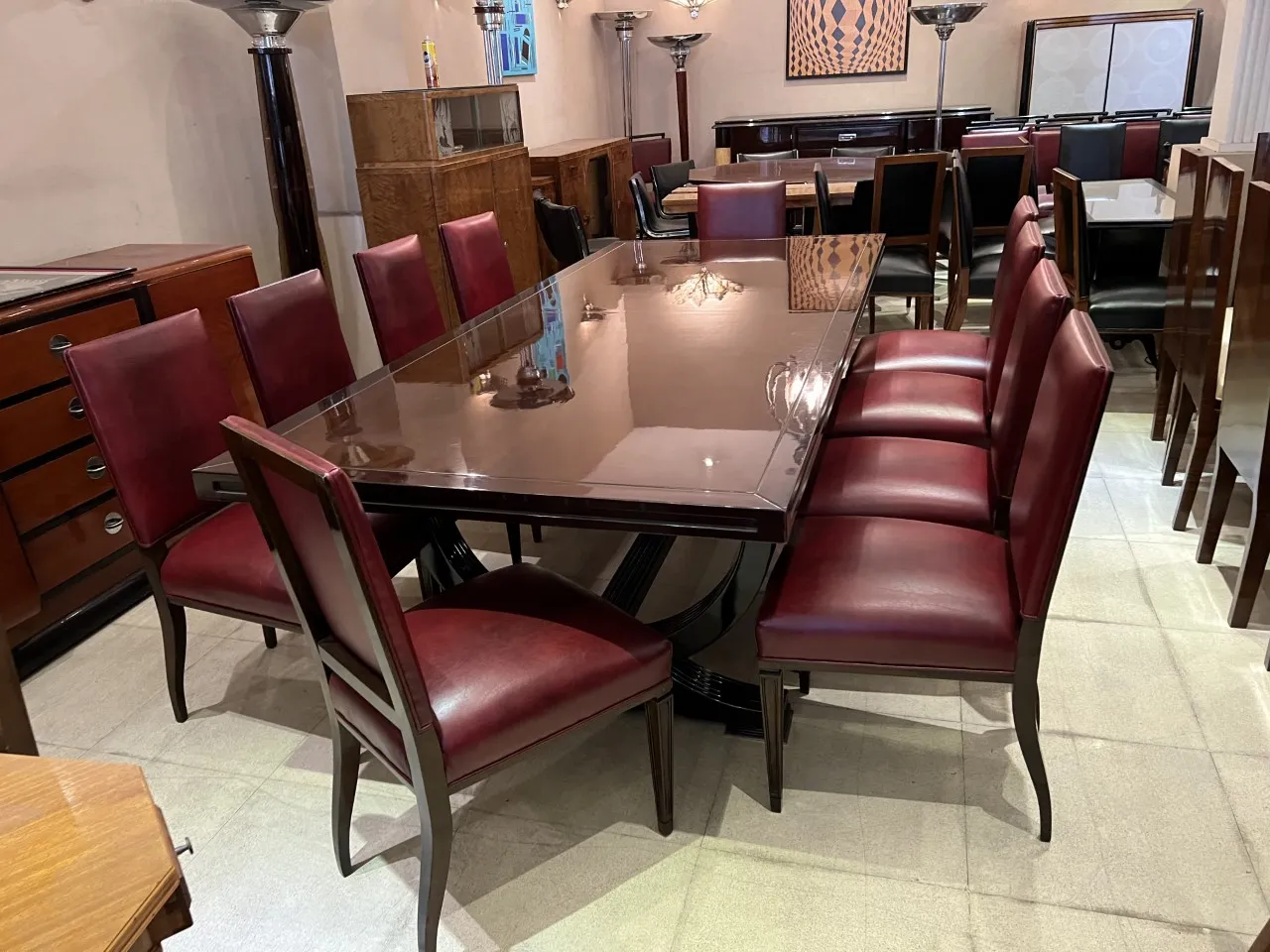 12 антикварных обеденных стульев в уютной обстановке