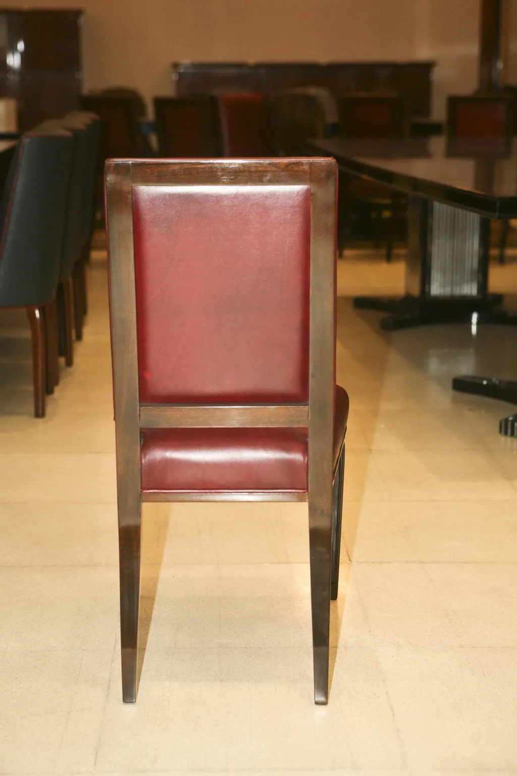 Chaises antiques avec dos droit dans un cadre élégant