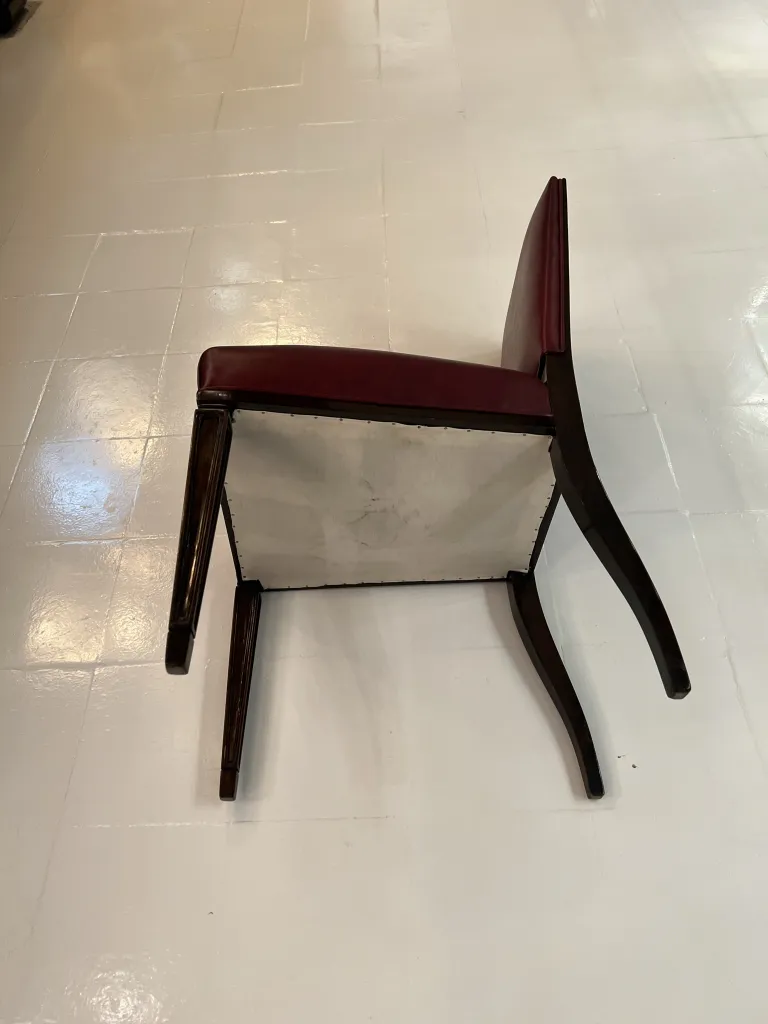 Immagine di 12 sedie antiche con design classico, in un ambiente accogliente