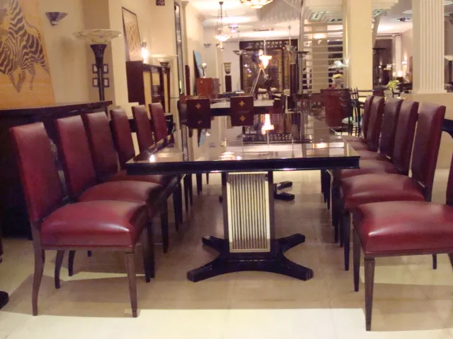 12 cadeiras de jantar antigas com estofamento vermelho em um ambiente elegante