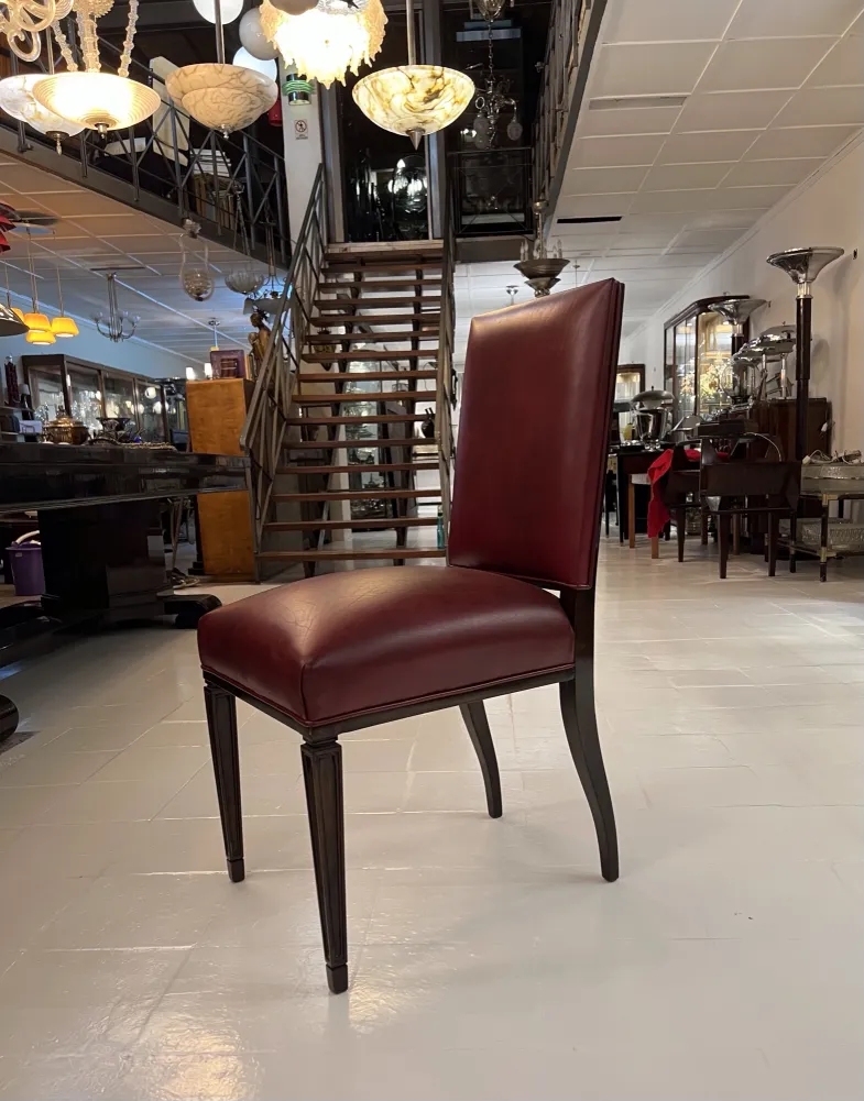 Silla antigua elegante con respaldo alto en una tienda