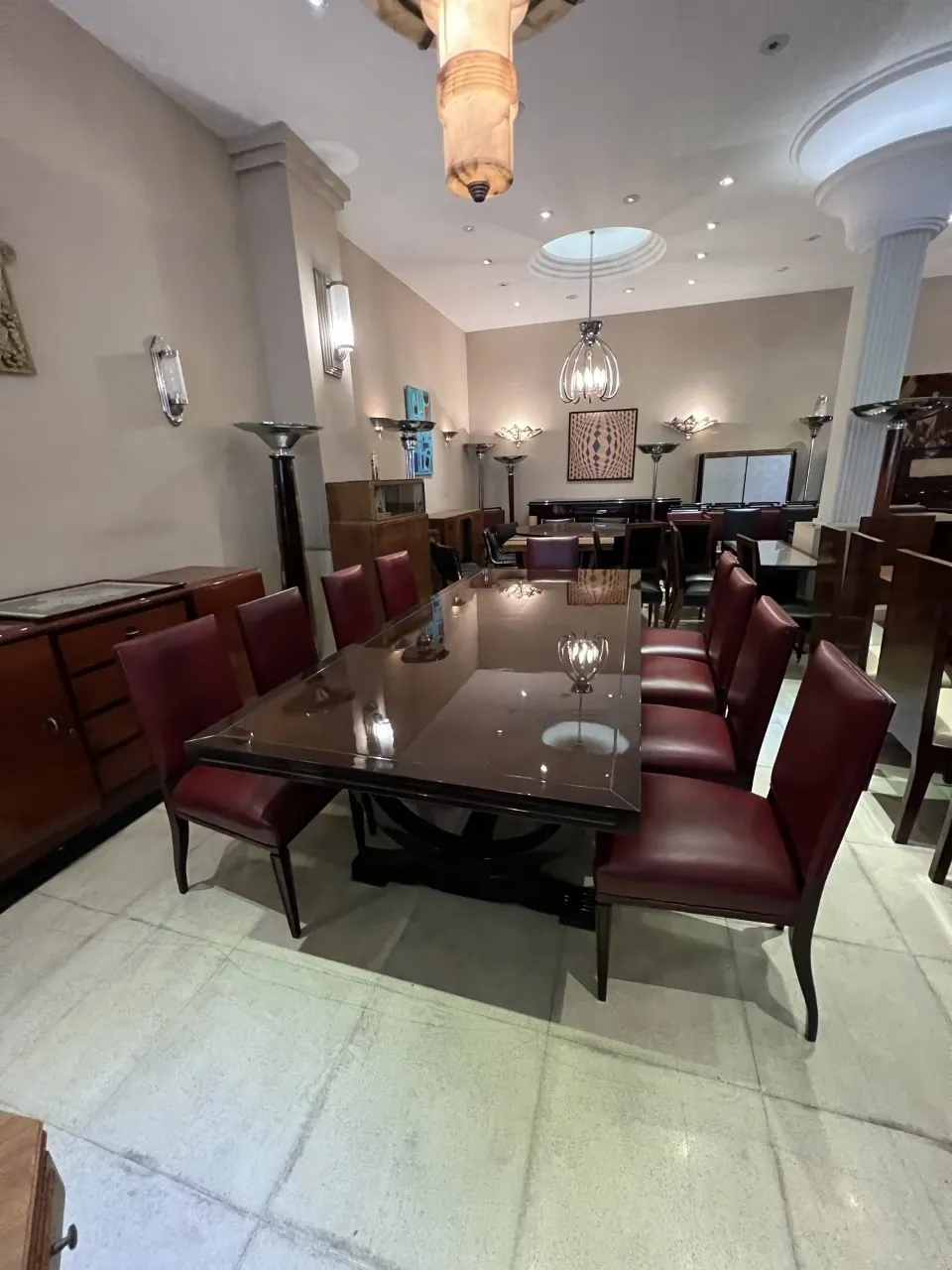 12 sedie antiche con rivestimento rosso in un ambiente elegante