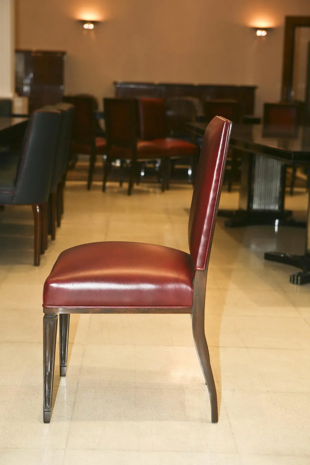 12 cadeiras antigas com estofamento vermelho, ambiente elegante