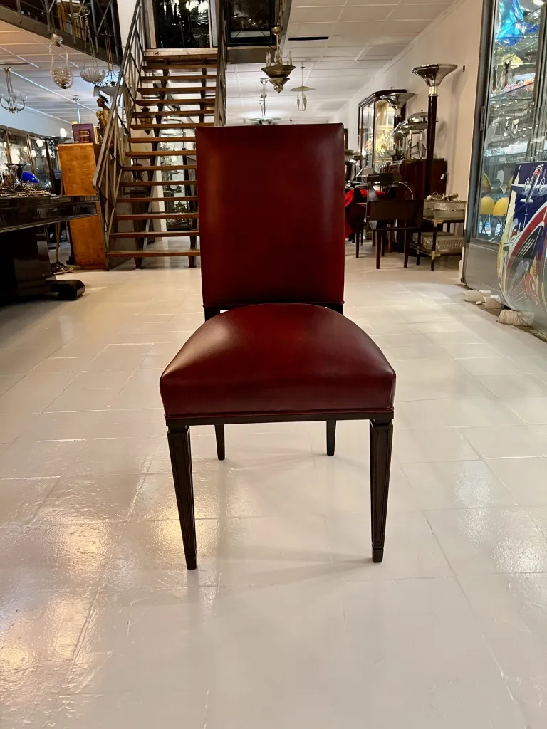 12 sillas antiguas con diseño elegante en una sala