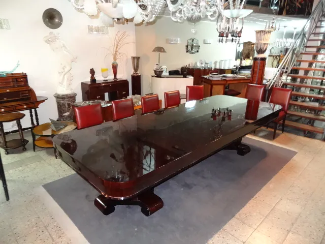 Doce sillas antiguas de comedor en un ambiente clásico