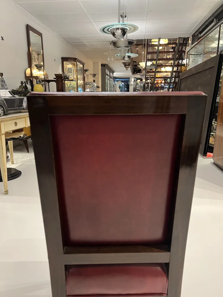 Sedie antiche con schienale elegante in un ambiente accogliente