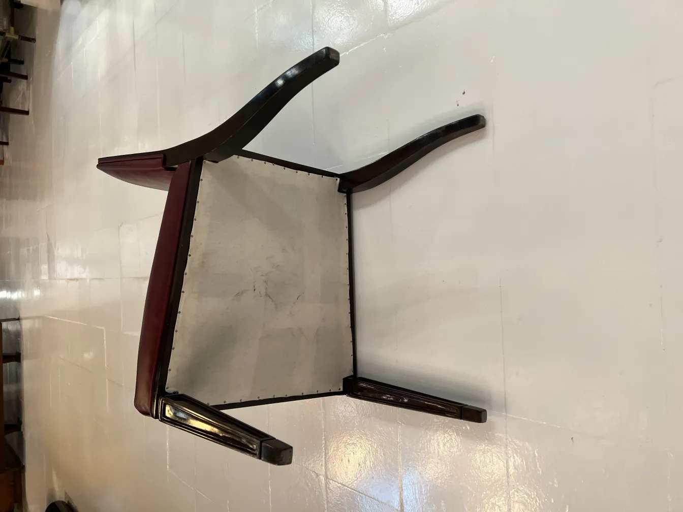 عرض سفلي لـ12 كرسيًا قديمًا في بيئة فاتحة