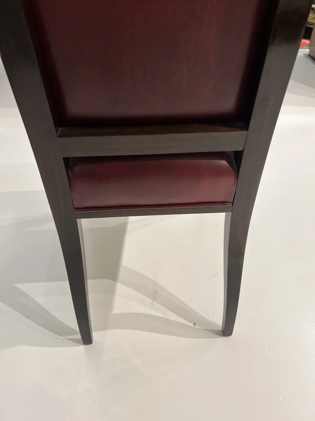 12 chaises anciennes dans un cadre décoratif élégant