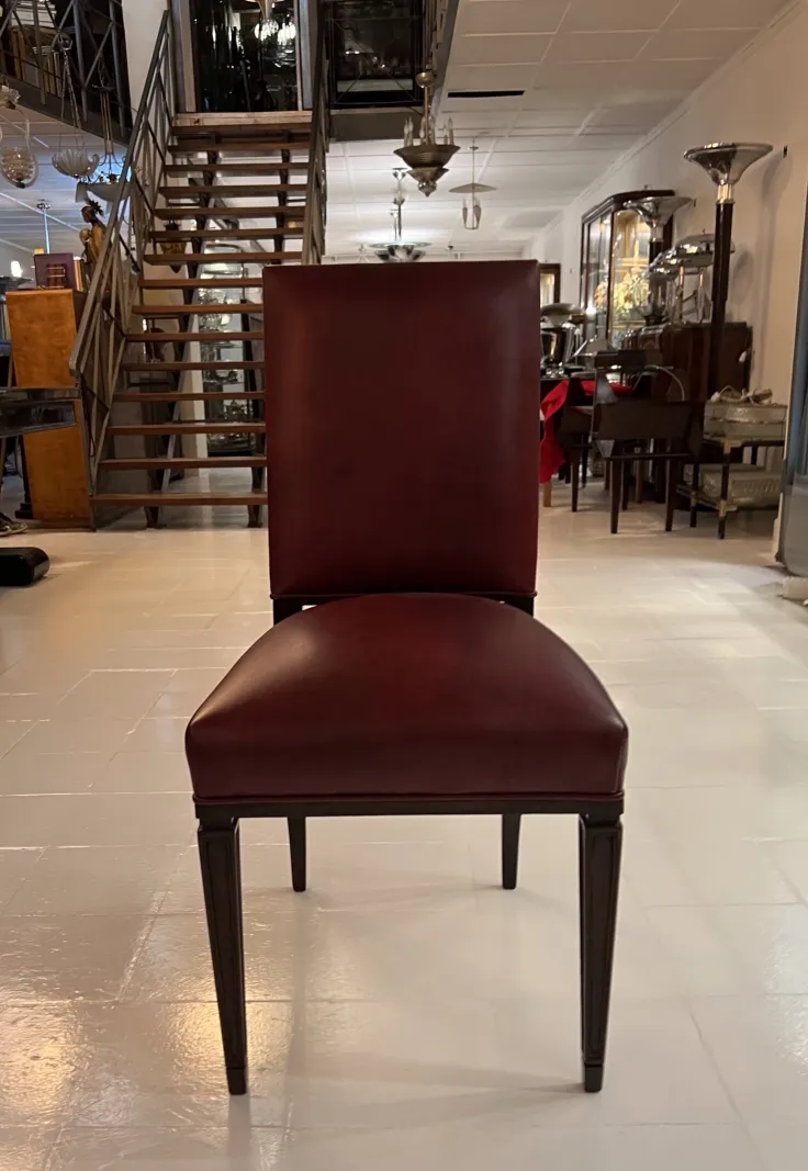 Antike elegante Stühle in klassischer Umgebung