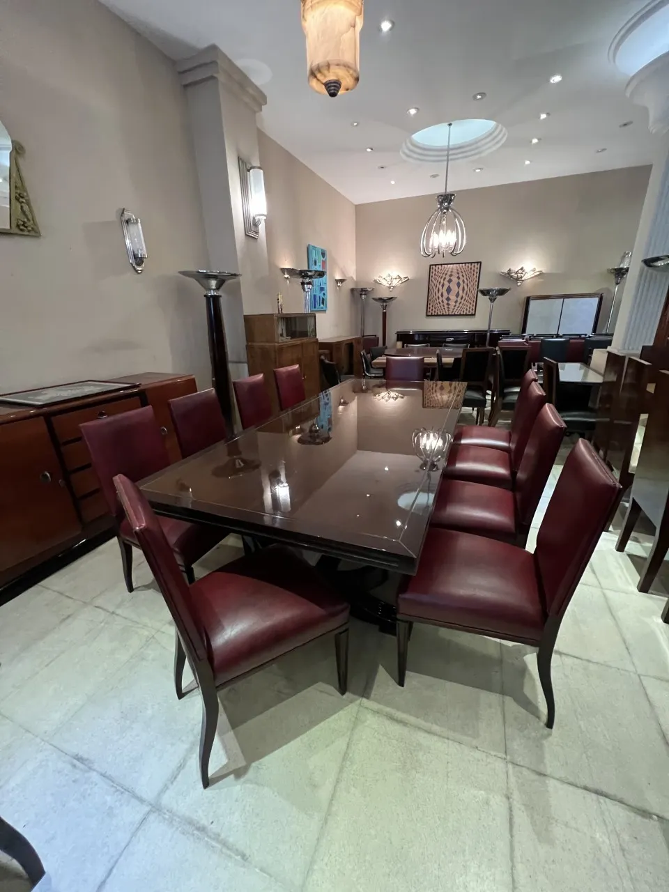 12 cadeiras antigas de cor bordô em um ambiente elegante