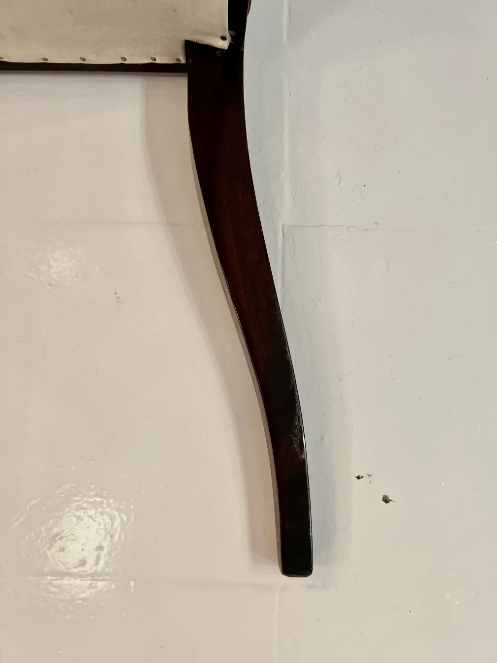 古董椅子的细节，曲腿在白色背景上