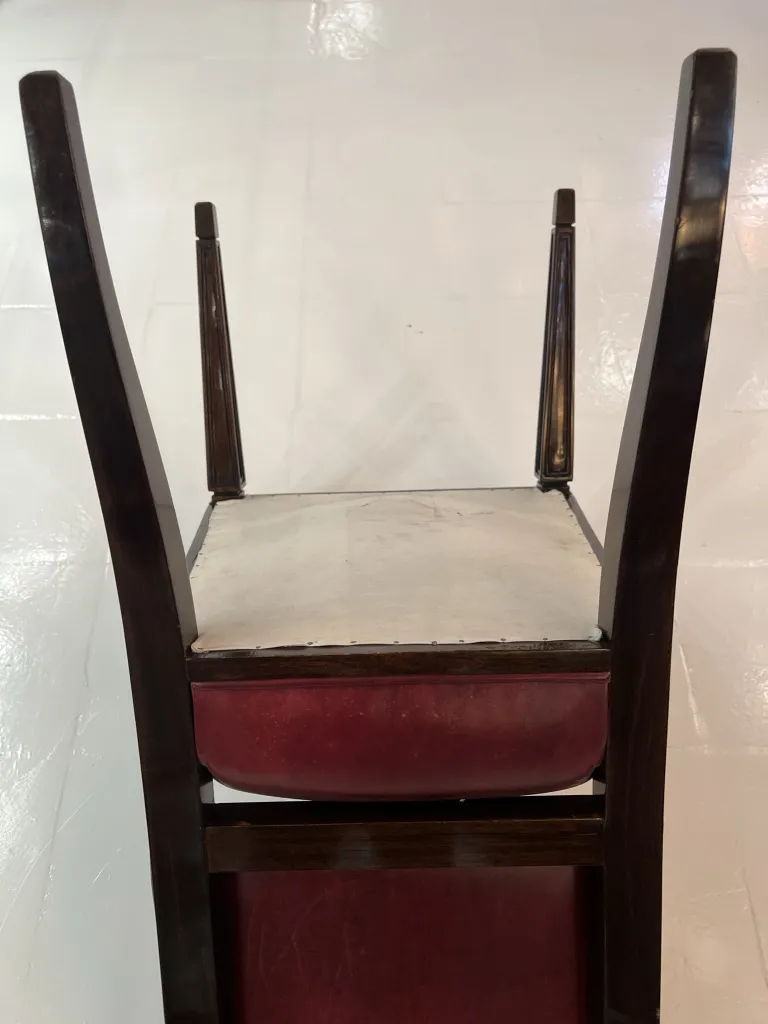 vue latérale de 12 chaises anciennes avec tapisserie rouge