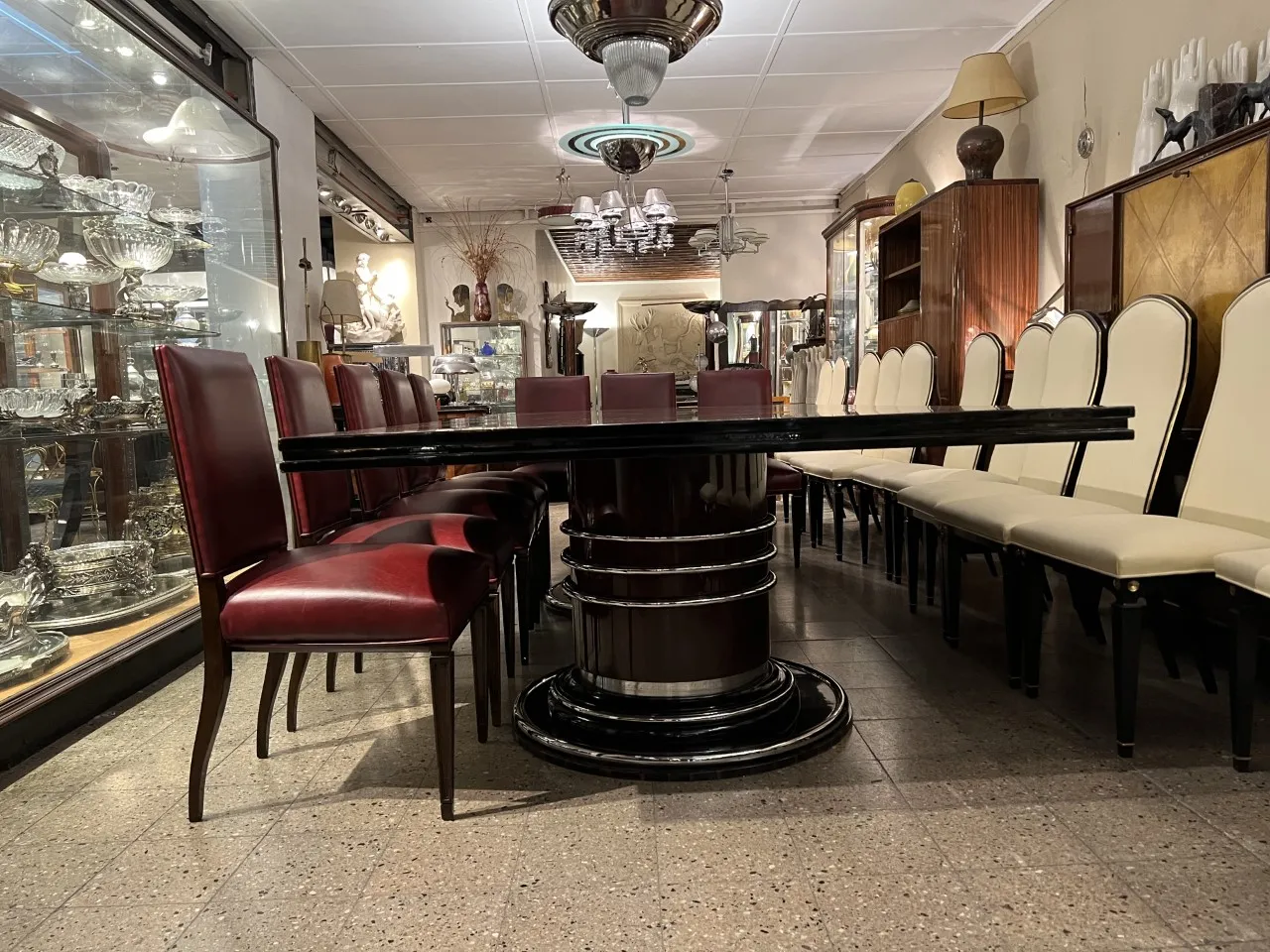 12 chaises anciennes de salle à manger avec dossiers hauts et élégants