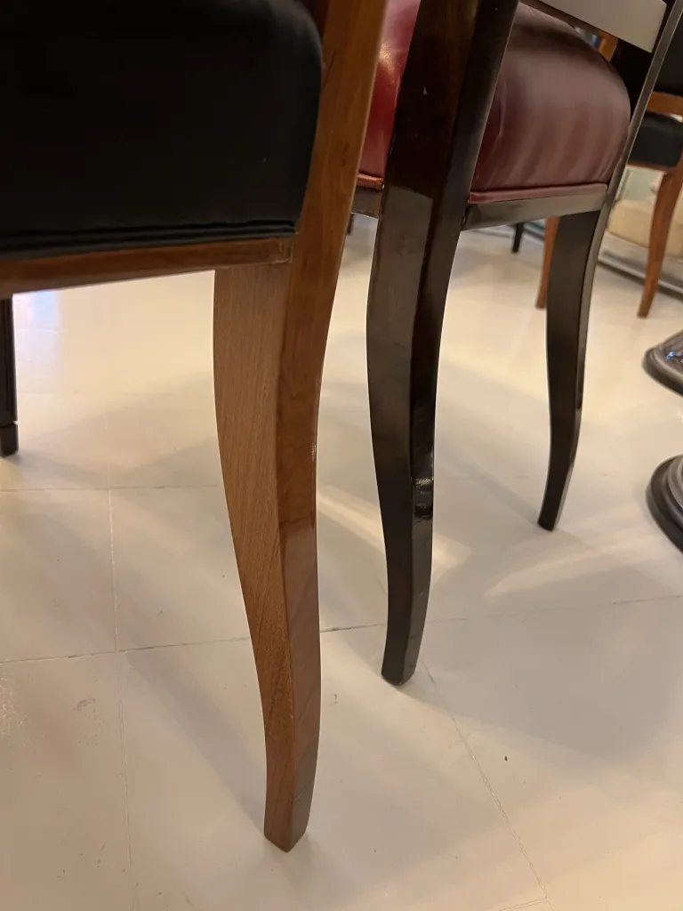 detalhes das pernas de cadeiras antigas em vários tons