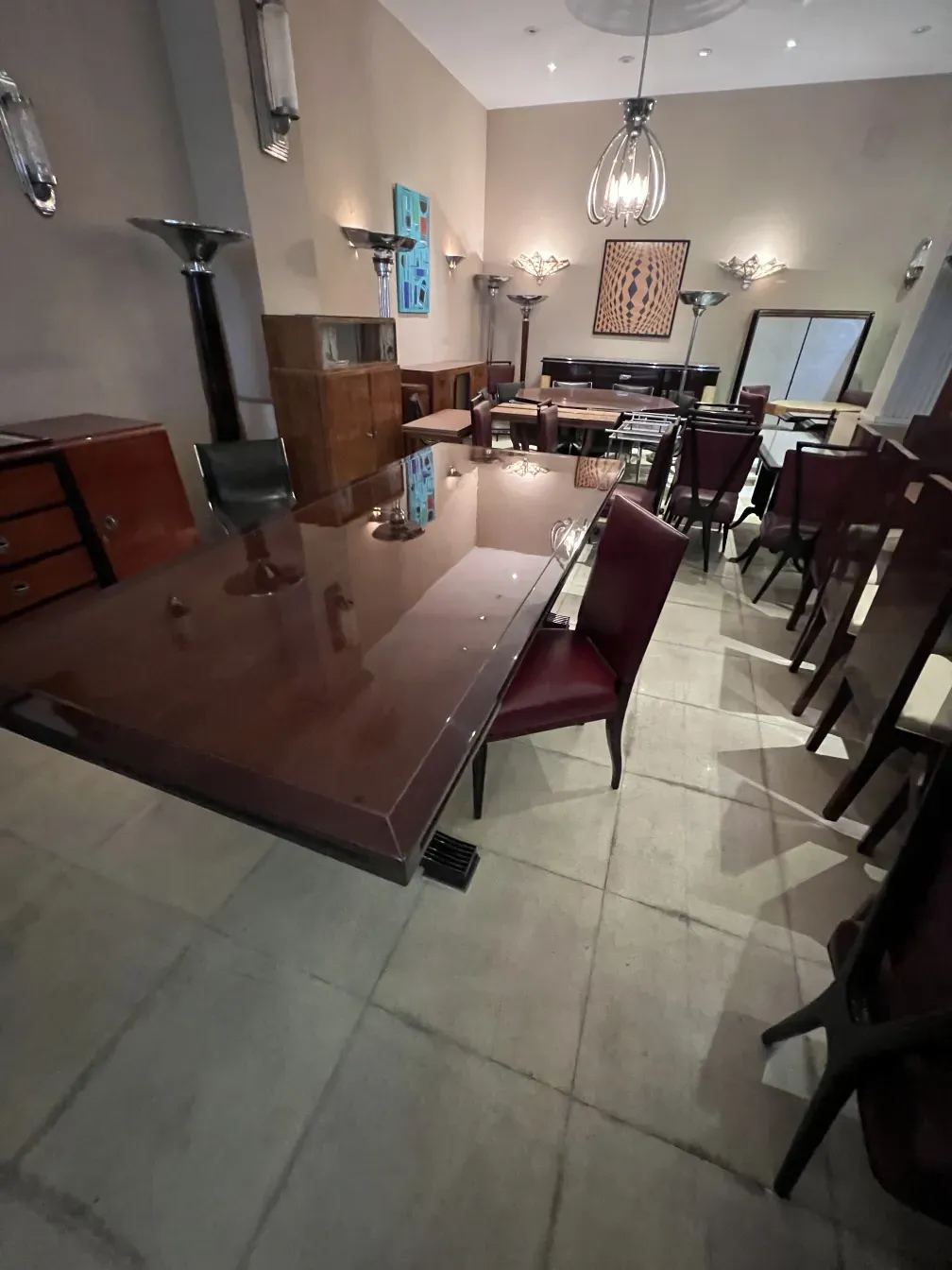 Vista de 12 cadeiras antigas em um ambiente elegante