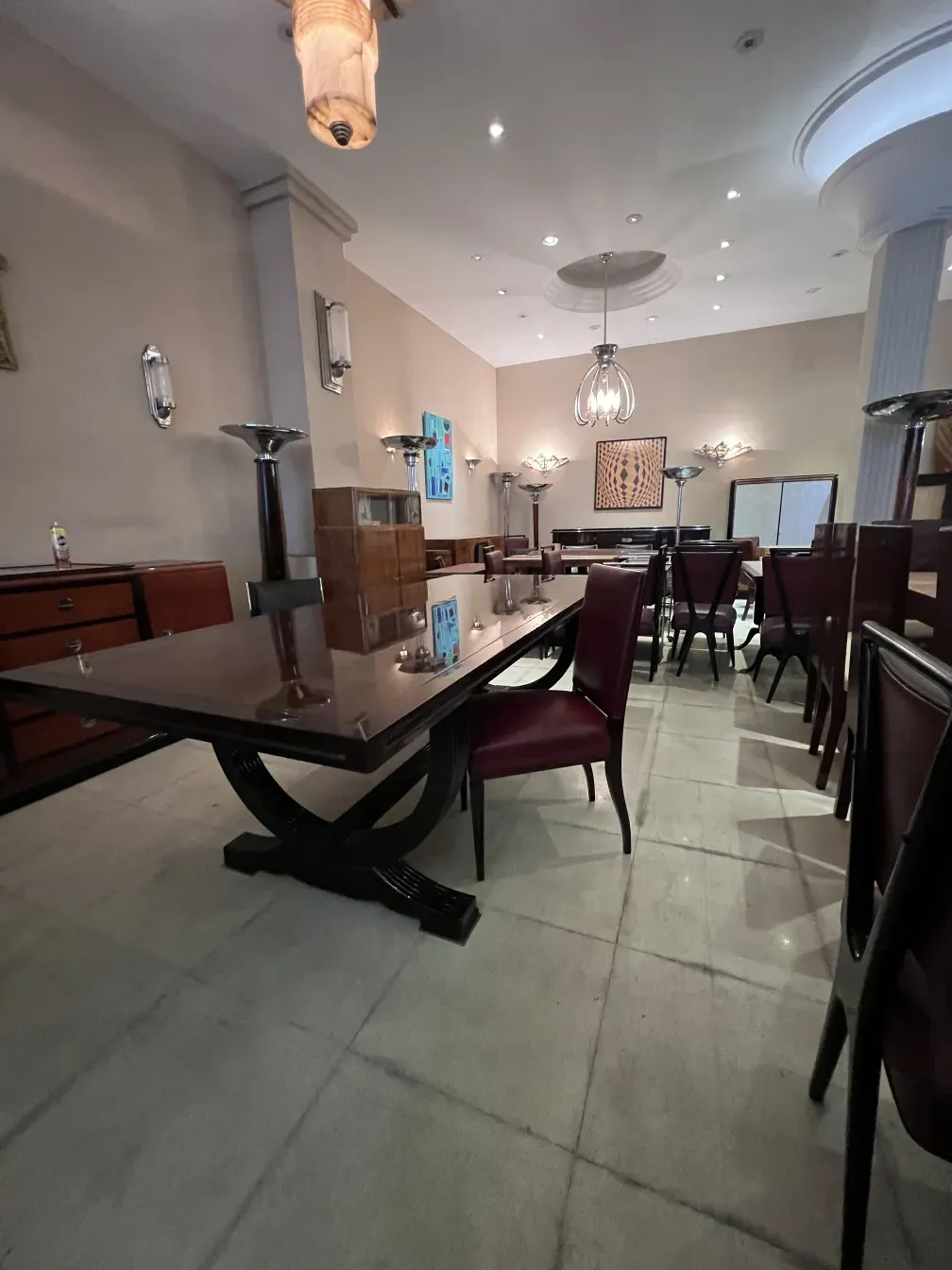 Conjunto de 12 cadeiras antigas em um ambiente elegante