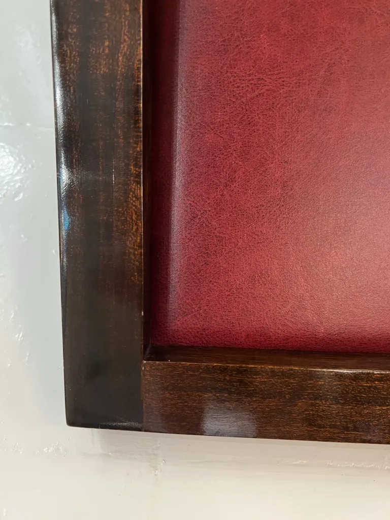 Detail von 12 antiken Stühlen mit dunklem Rahmen und rotem Polster