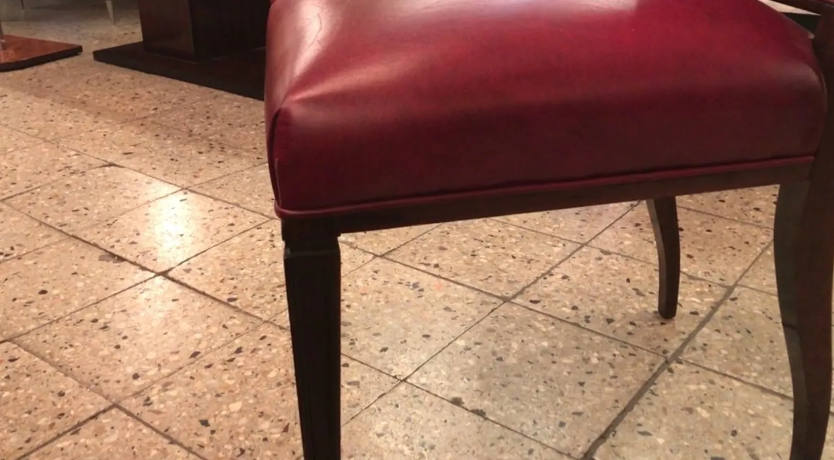 12 antike Stühle mit eleganten Details in klassischer Umgebung