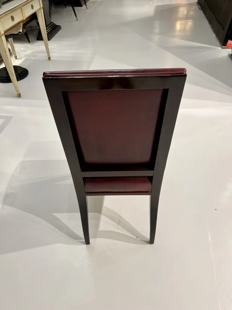 Rückansicht von 12 antiken Stühlen in eleganter Umgebung