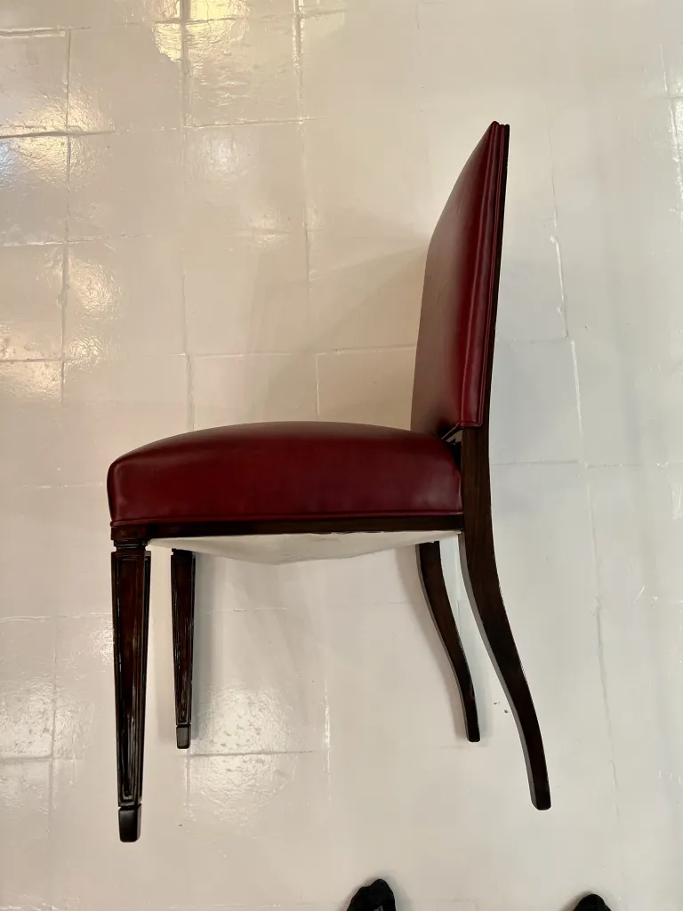 vista lateral de una silla antigua con tapizado rojo