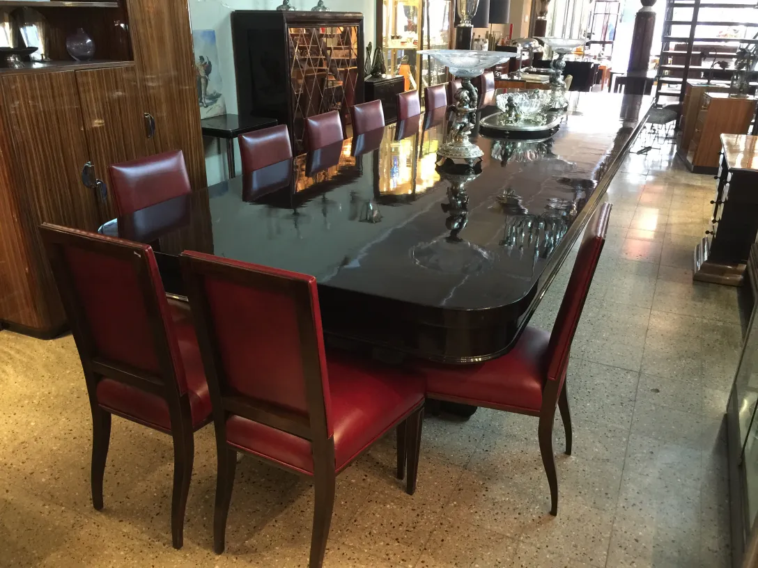 Set di 12 sedie antiche con design classico in ambiente elegante.